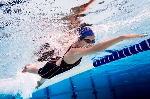 La natation, un remède éprouvé : les exercices incontournables pour soulager votre dos